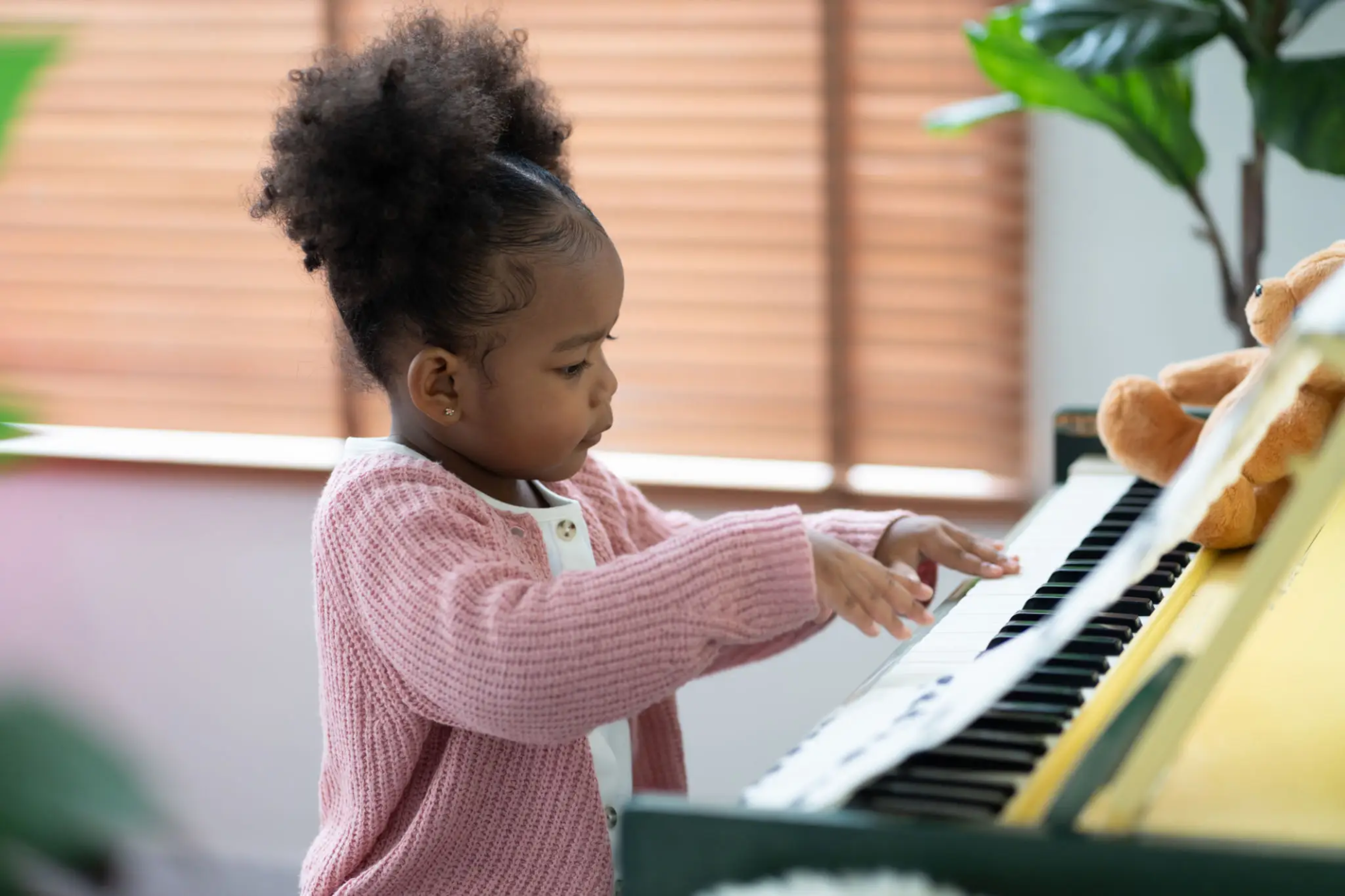 Child at the piano during a lesson